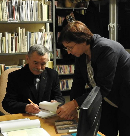 Józef Baran i Maria Duszka w bibliotece szpitalnej w Sieradzu