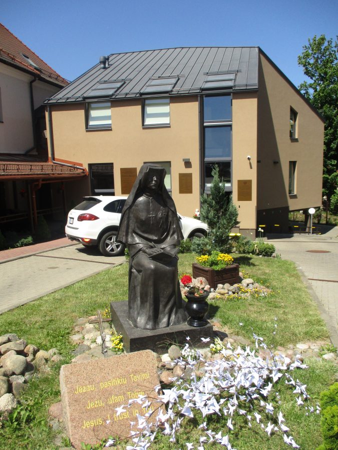 Pomnik św. Faustyny w Hospicjum w Wilnie. fot. Maria Duszka